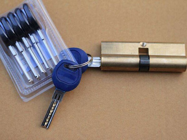 昆明開汽車鎖電話(修鎖換鎖芯電話)